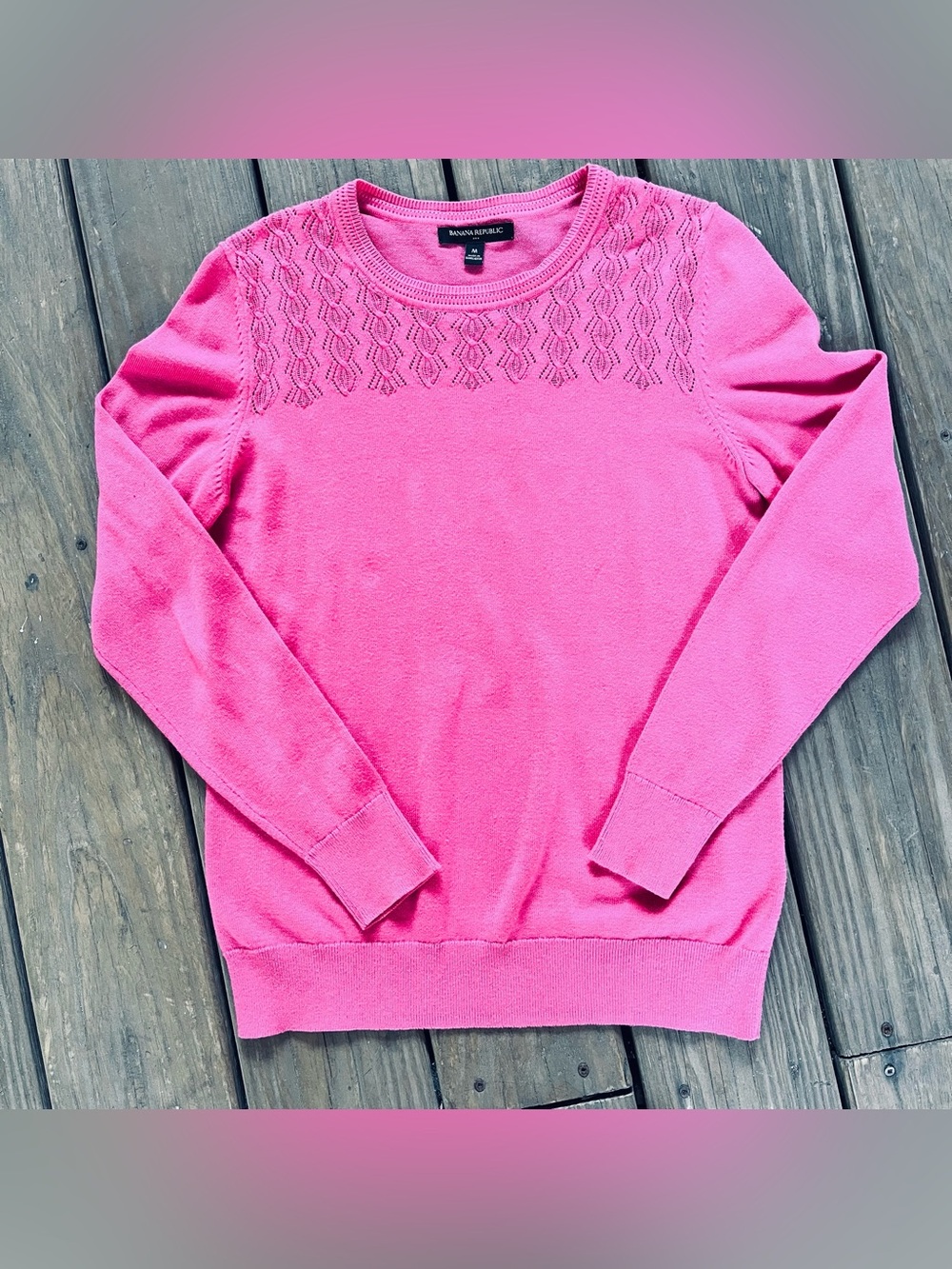 NWOT Banana Republic M pink sweater w intricate knit pattern across neckline.
